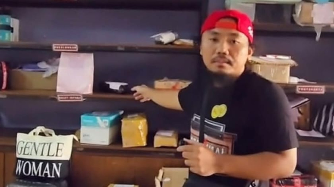 Foto: Youtuber kepala jenggot dalam sebuah konten (tangkapan layar/jatimnow.com)