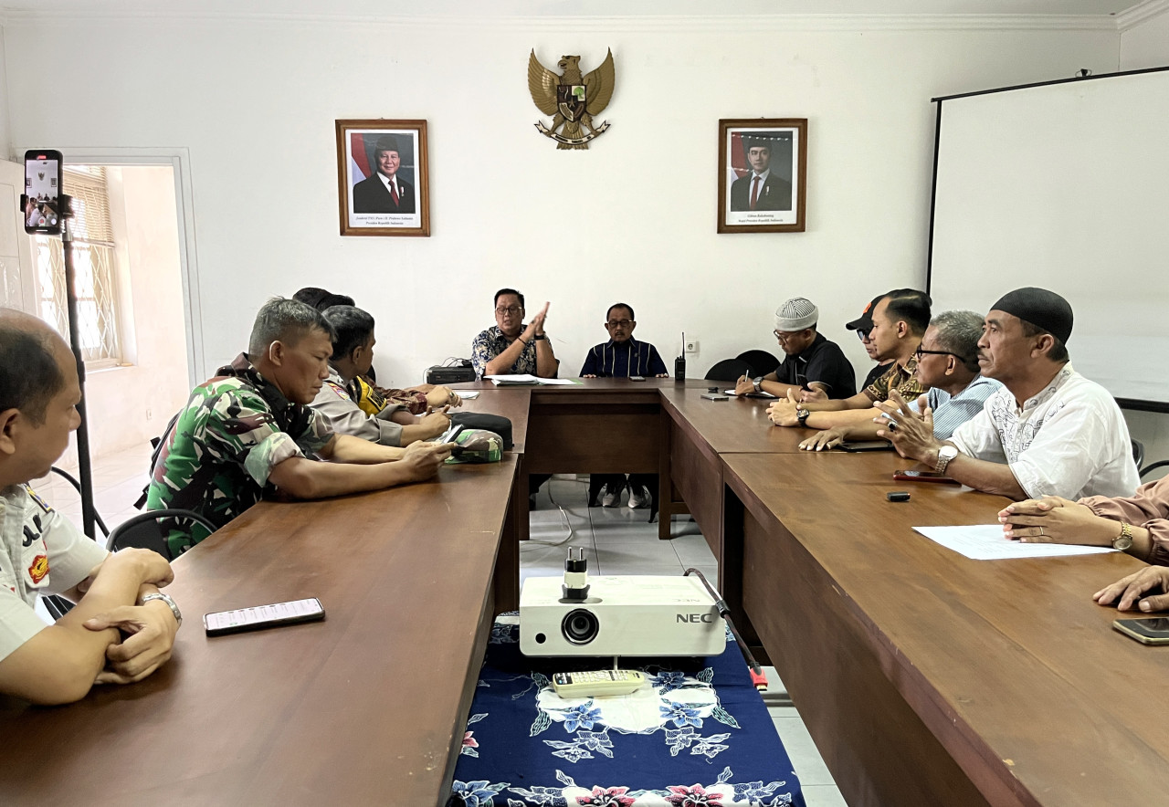 Armuji saat memimpin mediasi antara BUMD Pemprov Jatim dan karyawan pemutusan kerja sepihak (foto: Fajar Mujianto/jatimnow.com)