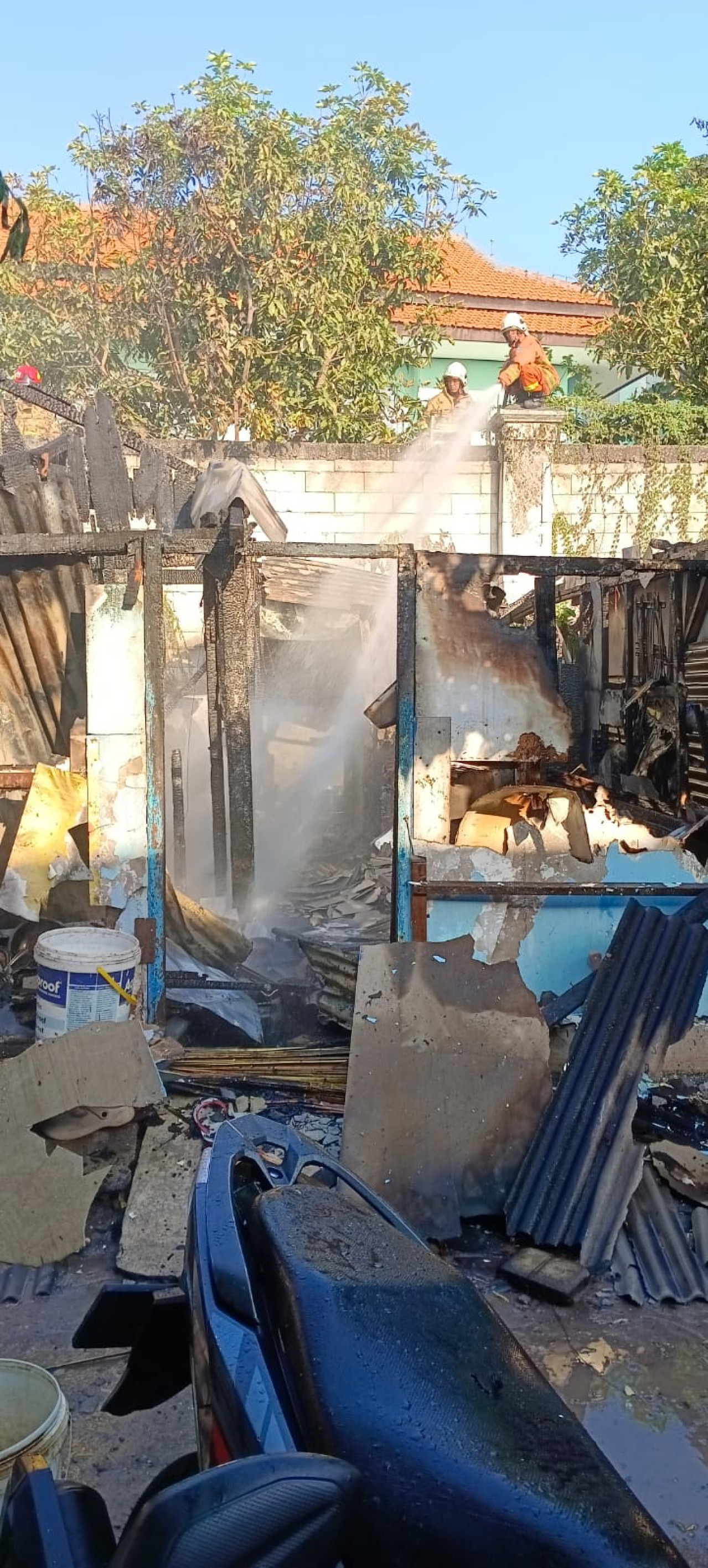 Foto: Petugas Damkar saat berusaha memadamkan kobaran api. (Fatkur Rizky/jatimnow.com)