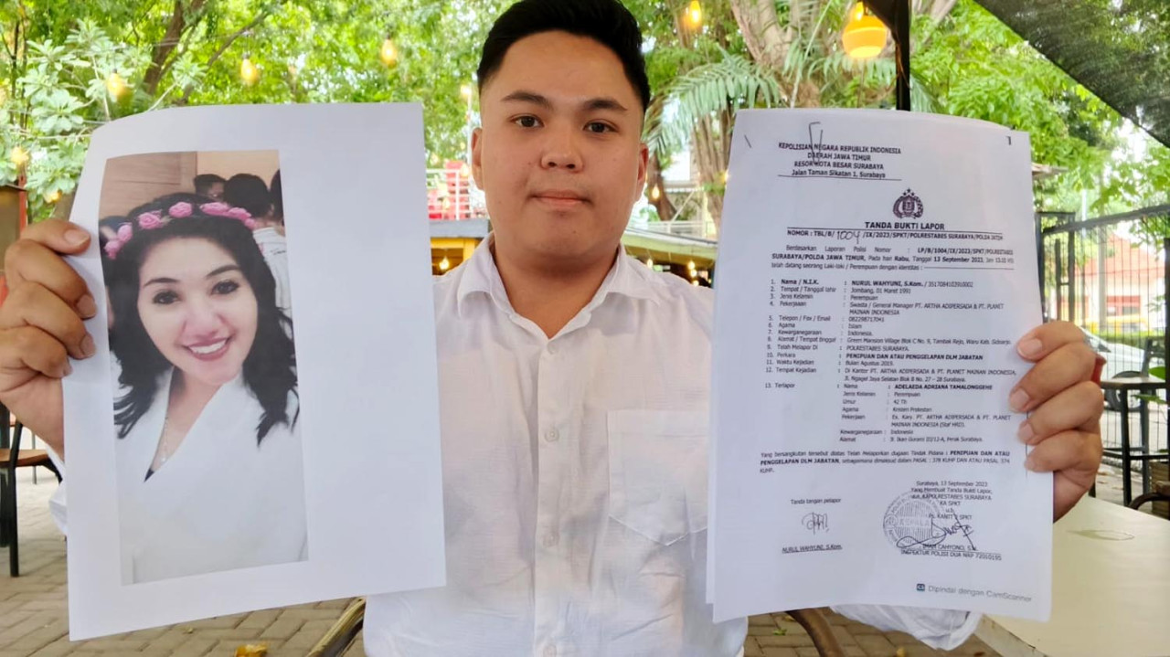 Kuasa hukum PT Artha Adipersada, Yoshua Cahyono, S.H., menunjukkan foto Adelaeda Adriana Tamalongehe dan tanda bukti lapor. (Foto: Ali Masduki/JatimNow.com)