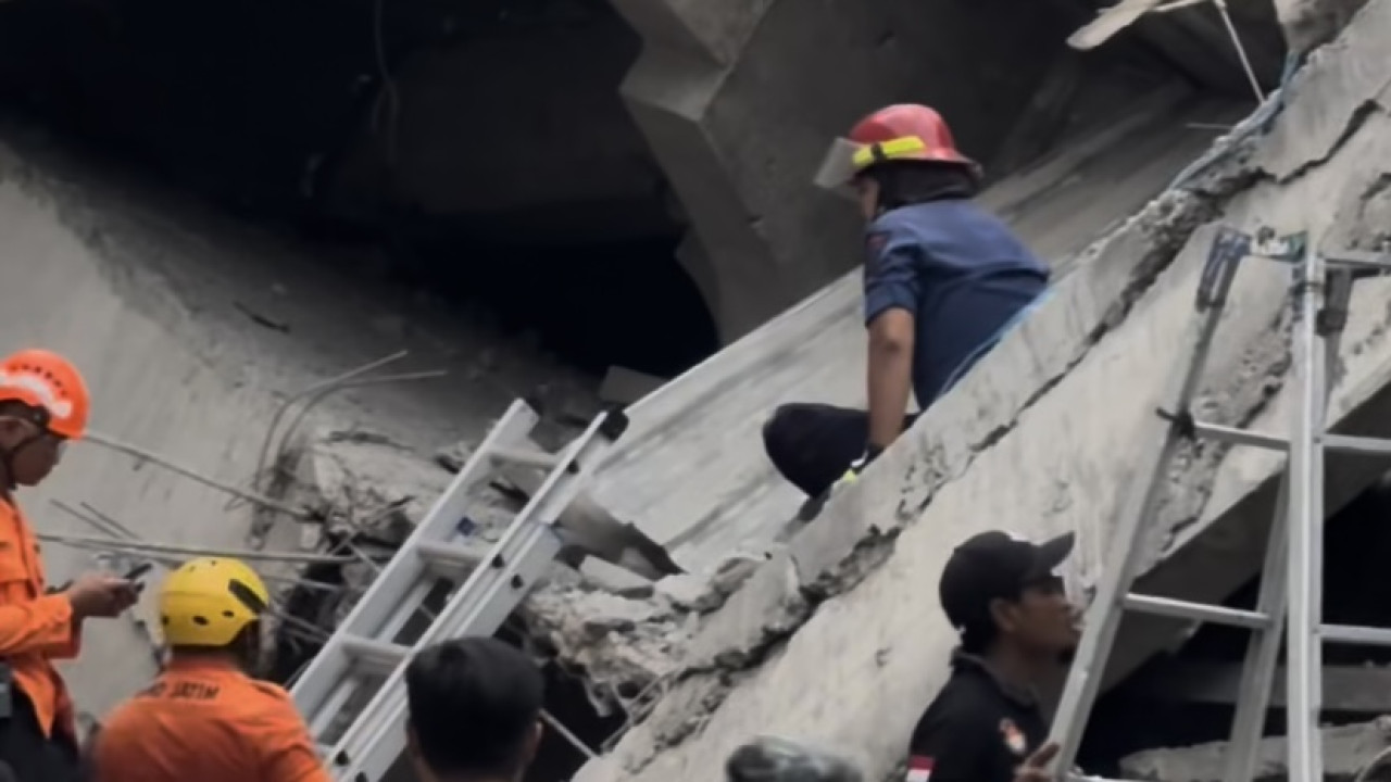 Petugas Basarnas saat melihat kondisi bangunan di Ponpes Al Khoziny. (Tangkapan layar video Bupati Sidoarjo)