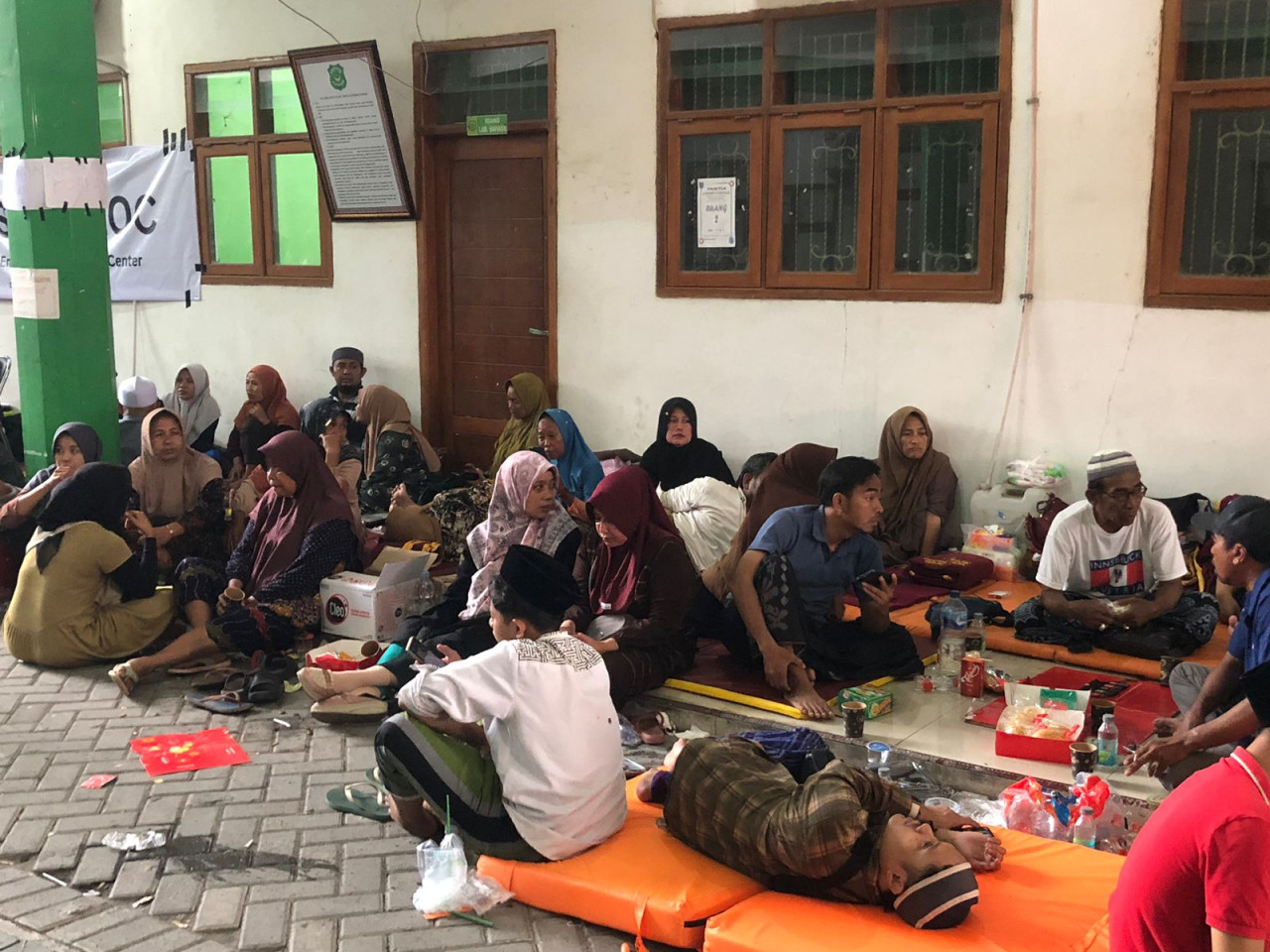 Suasana wali murid yang menanti kabar evakuasi. (Foto: Fatur Rizki/jatimnow.com)