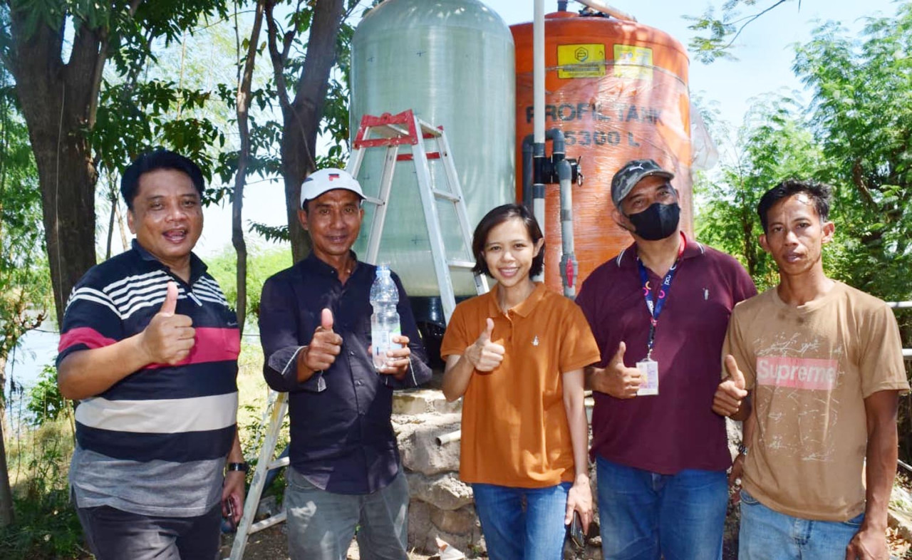 Ir. Surya Hermawan, dosen Civil Engineering PCU (paling kiri) bersama perwakilan Kelompok Masyarakat Delta Samudera Timur saat menyerahkan alat ALPAMAL. (Foto/Humas PCU)