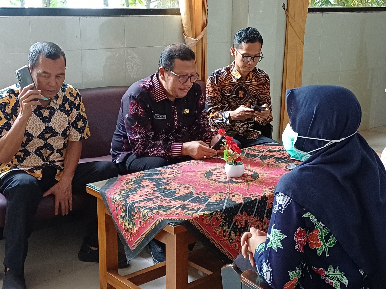 Foto: Kepala Dinkes Lamongan, dr Chaidir Annas saat meninjau SMAN 2 Lamongan. (Adyad Ammy Iffansah/jatimnow.com)