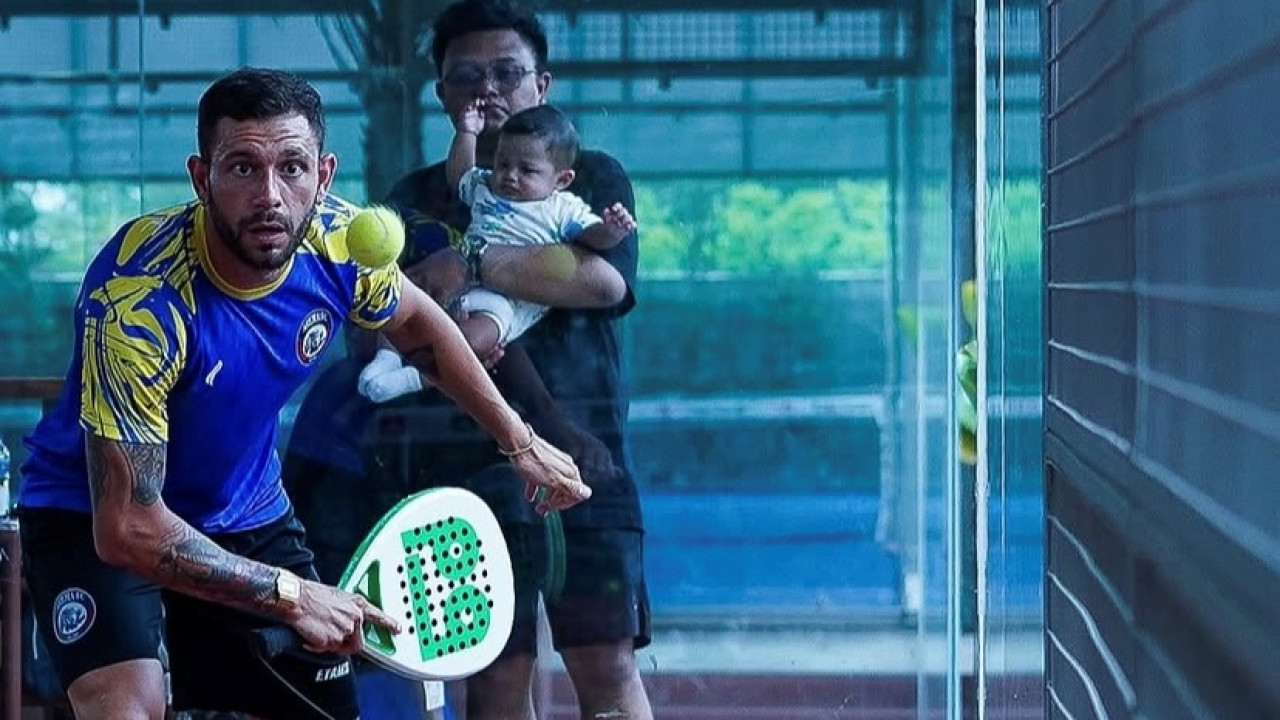 Pemain Arema FC main Padel. (Foto: ILeague/jatimnow.com)