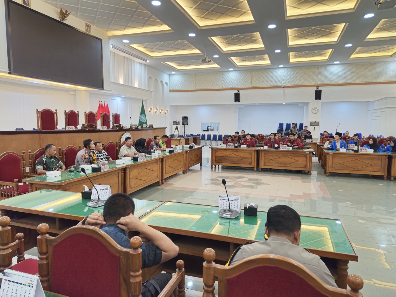 Mahasiswa Ponorogo pilih audiensi di DPRD, sampaikan 7 tuntutan untuk Pemerintah Pusat. (Foto: Ahmad Fauzani/jatimnow.com)