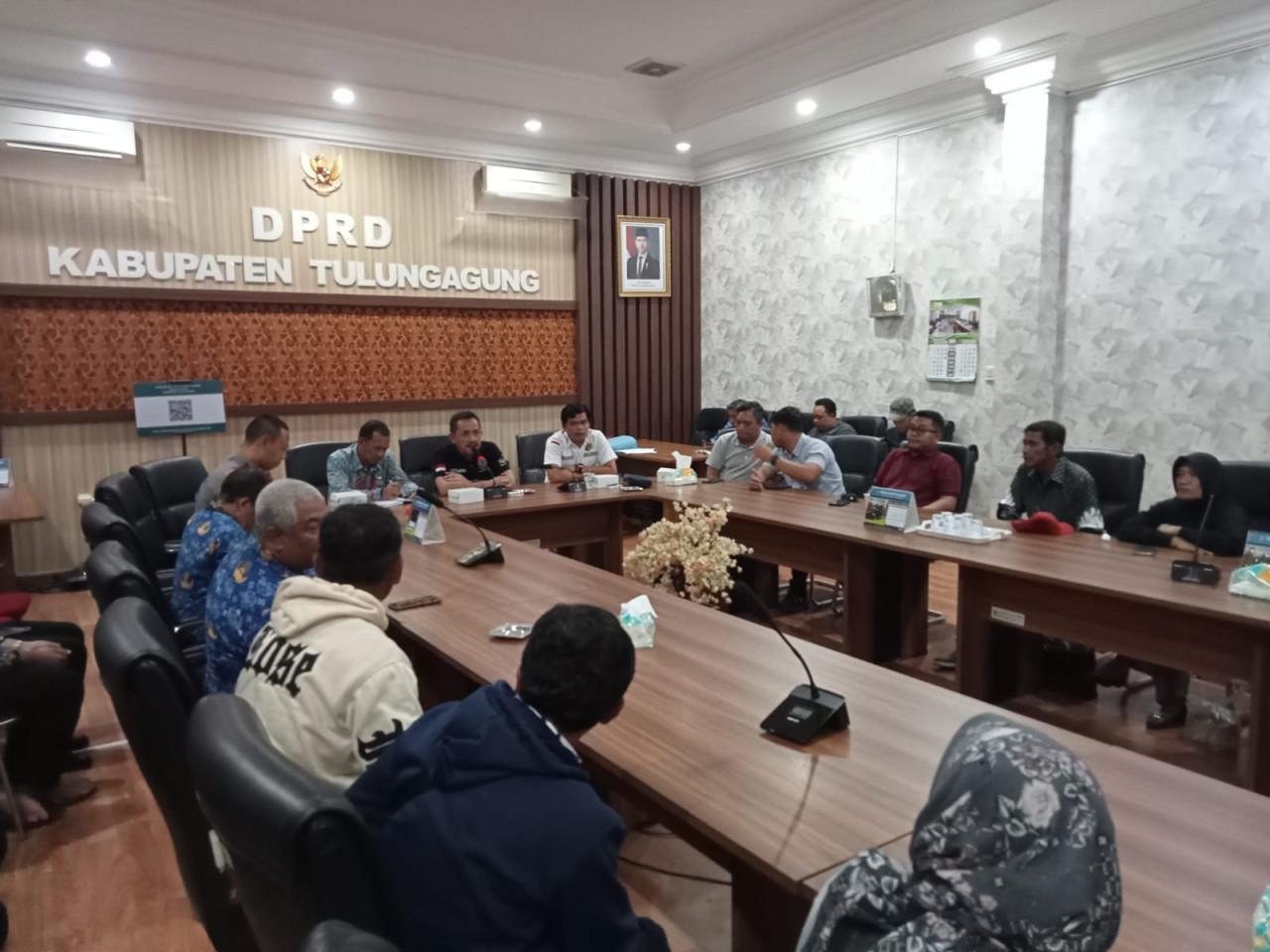 Foto: Warga saat beraudiensi dengan DPRD Tulungagung (Bramanta/jatimnow.com)