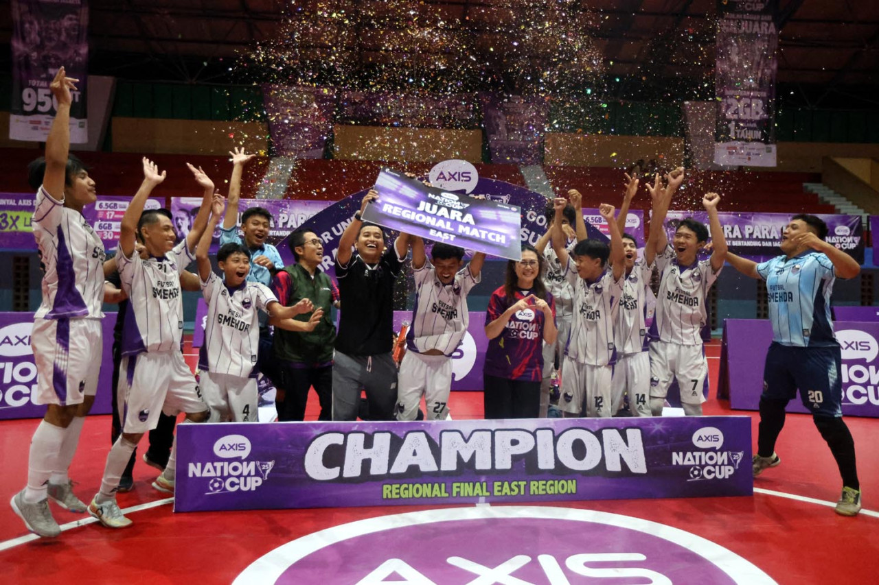 Tim futsal SMKN 2 Surabaya merayakan kemenangan dalam Final Regional AXIS Nation Cup 2025 wilayah Jawa Timur, Bali, dan Nusa Tenggara. (Foto/jatimnow.com)