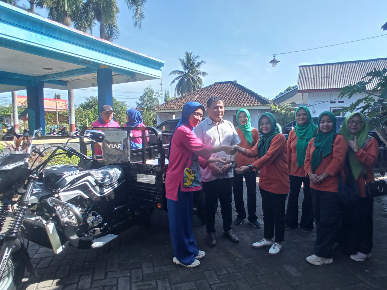 Foto : Anggota DPRD Jatim H. Satib serahkan bantuan sepeda motor roda tiga (Sugianto/jatimnow.com)