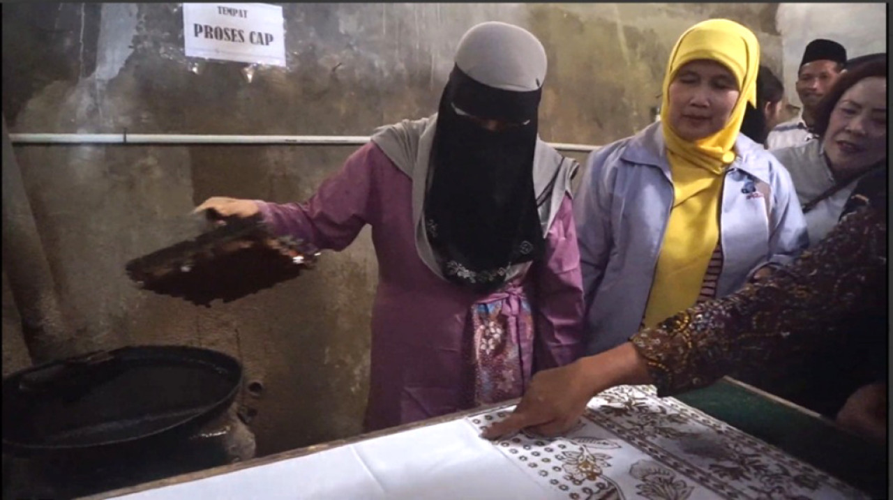 Pelatihan penggunaan canting kepada Mitra-2, kelompok pengrajin batik  UD. Nong Tangis Rek Kerrek Pamekasan. (Foto/Humas Unitomo)