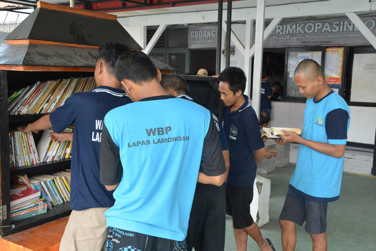 Minat baca warga binaan Lapas Lamongan nikmati fasilitas becak baca. (Foto: Lapas Lamongan for jatimnow.com)