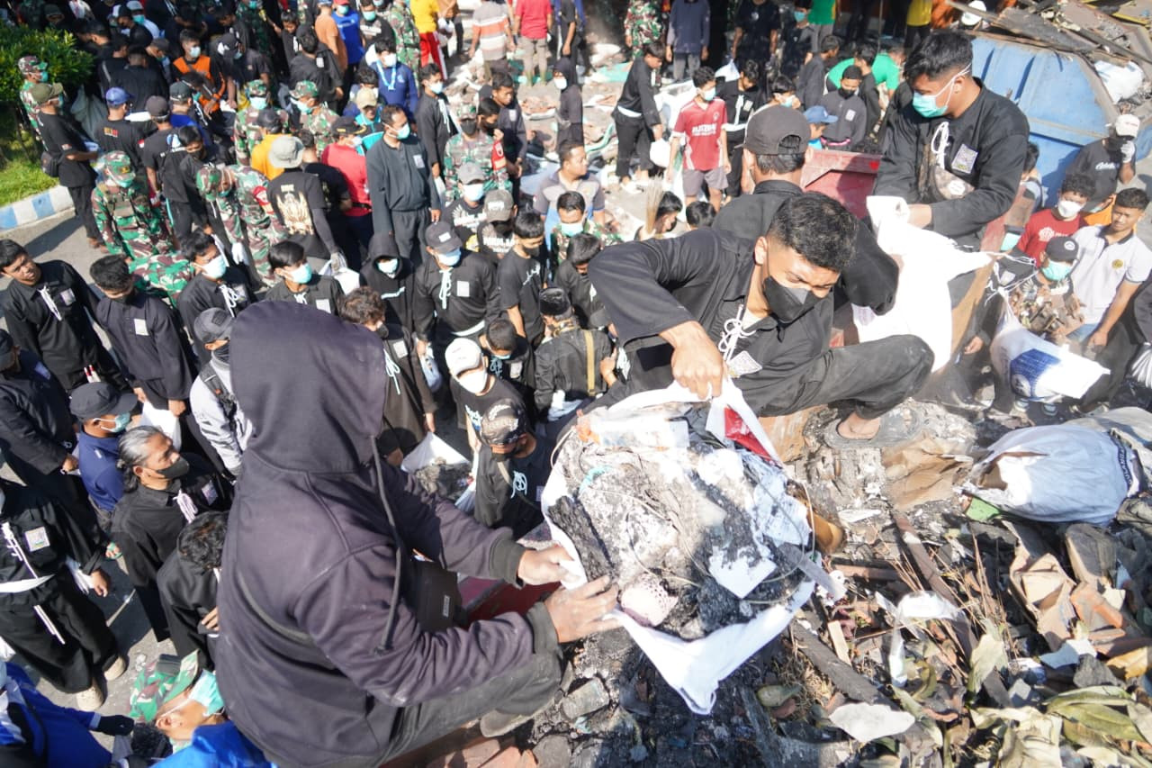 Ribuan warga bersih-bersih Pemkab Kediri. (Foto: Pemkab Kediri/jatimnow.com)