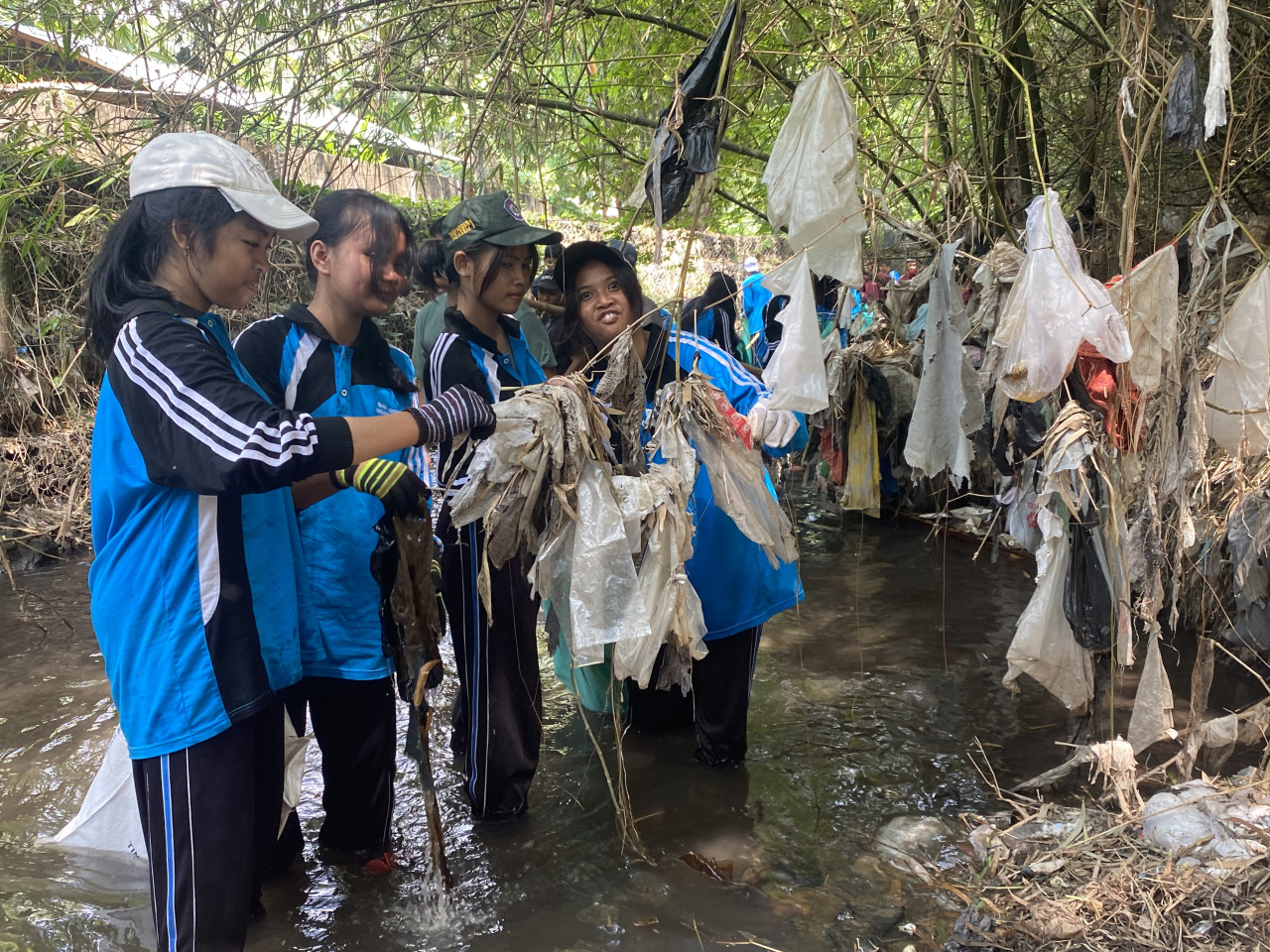 Foro: Siswa SMKN 1 Ngasem Kediri saat membersihkan sungai (SMKN 1 Ngasem/jatimnow.com)