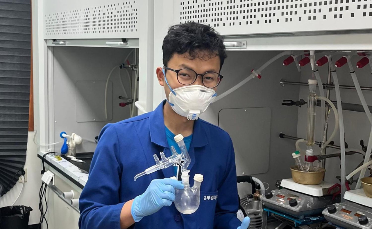 Salah satu peneliti dari Indonesia Nurwarrohman Andre Sasongko SSi MSc yang sedang meneliti inovasi BioSweetPEF di Pukyong National University, Korea Selatan. (Foto/Humas ITS)