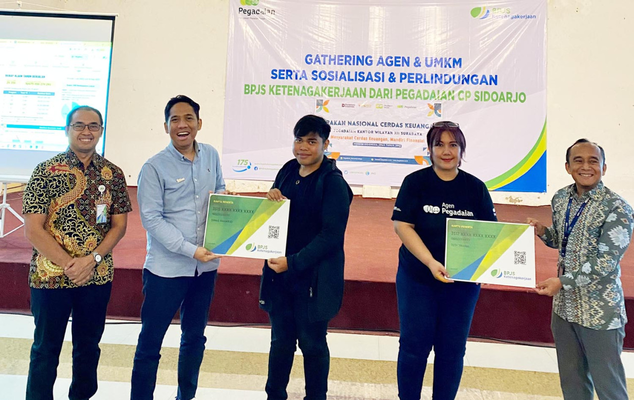 Penyerahan simbolis kartu kepesertaan BPJS Ketenagakerjaan kepada Agen Pegadaian dan pelaku UMKM di Sidoarjo, pada pada Kamis (18/9/2025). (Foto/jatimnow.com)