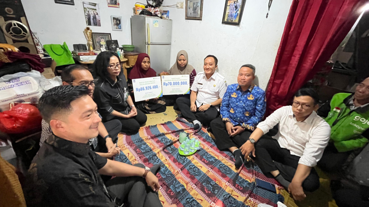 Penyerahan santunan BPJS Ketenagakerjaan untuk almarhum Nurcholis, seorang pengemudi ojek online (ojol) di Surabaya. (Foto: Ali Masduki/jatimnow.com)