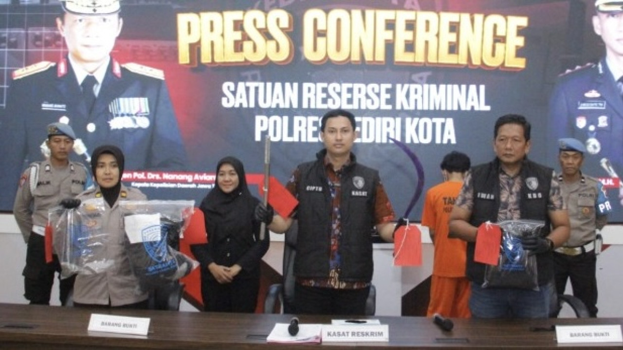 Kasat Reskrim Polres Kediri Kota, AKP Cipto Dwi Leksana menunjukkan barang bukti. (Foto: Polres Kediri Kota/jatimnow.com)