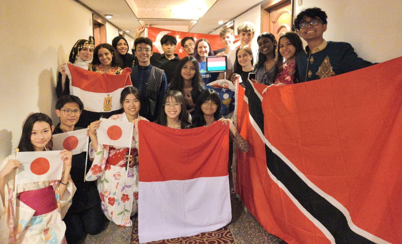 Velika foto bersama ketika mengikuti program internasional bergengsi AFS Global STEM Academies Scholarship di India. (Foto/Sekolah Cikal)