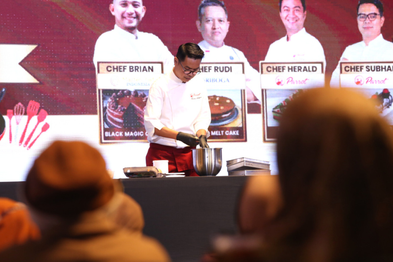 Chef Brian Wicaksono, runner up Master Chef Indonesia season 3 memberikan insight dan edukasi kepada peserta, dalam acara Grand Baking Demo di Hotel Morazen, Surabaya. (Foto: Ali Masduki/JatimNow.com).