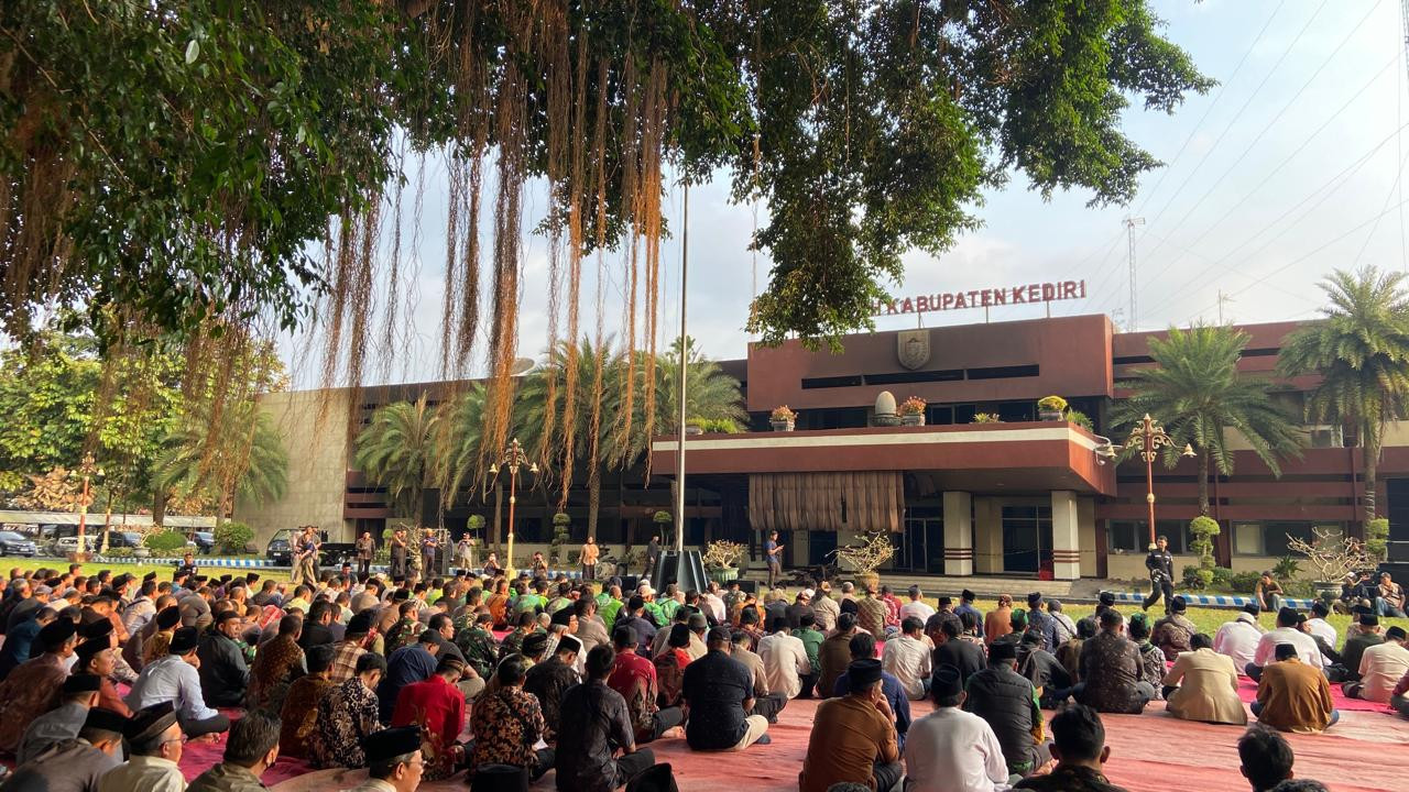 Doa lintas agama di halaman Pemkab Kediri. (Foto: Yanuar Dedy/jatimnow.com)