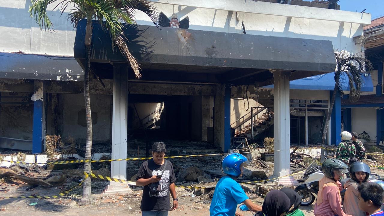 Penampakan gedung DPRD Kota Kediri yang rusak dibakar massa. (Foto: Yanuar Dedy/jatimnow.com)