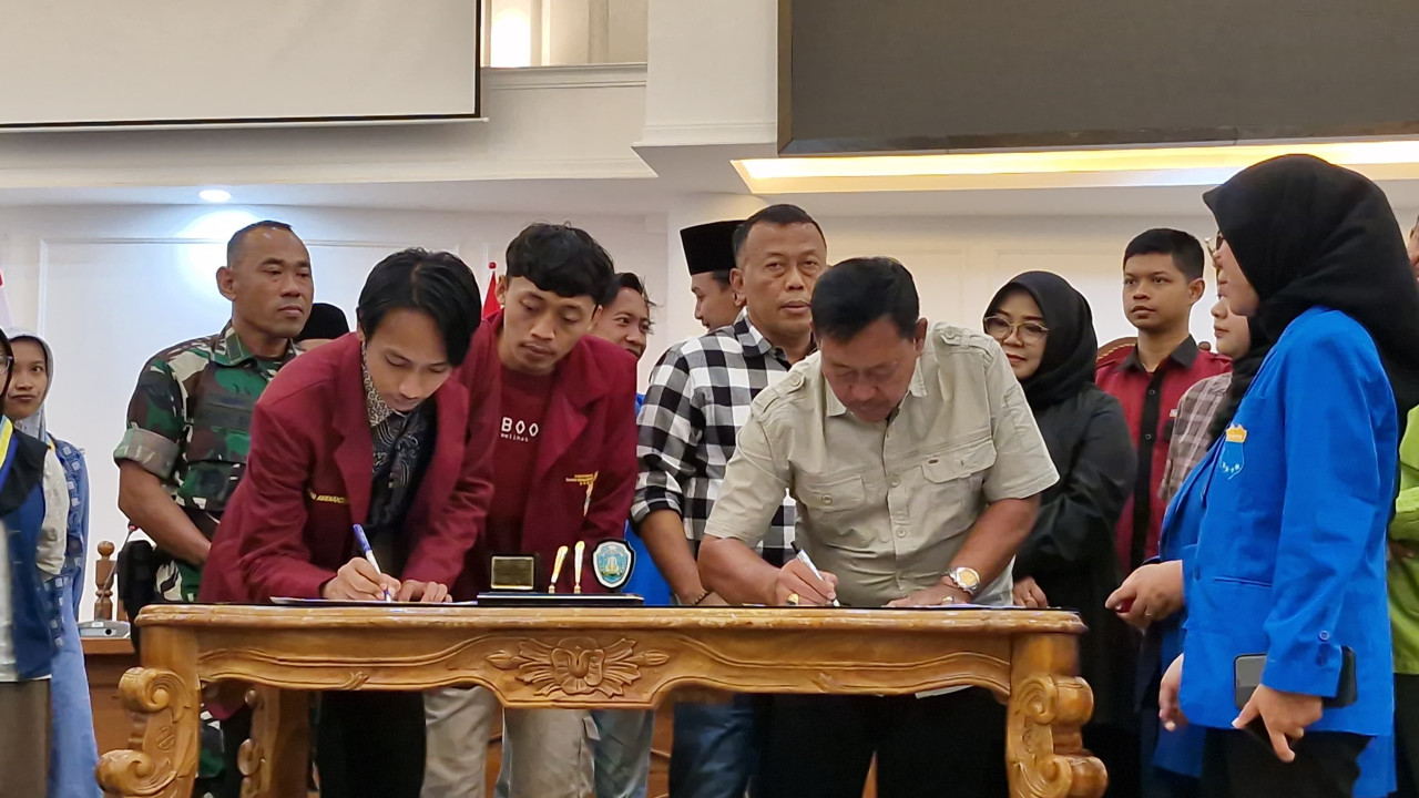 Ketua DPRD Ponorogo bakal kawal 7 tuntutan ke Pemerintah Pusat. (Foto: Ahmad Fauzani/jatimnow.com)