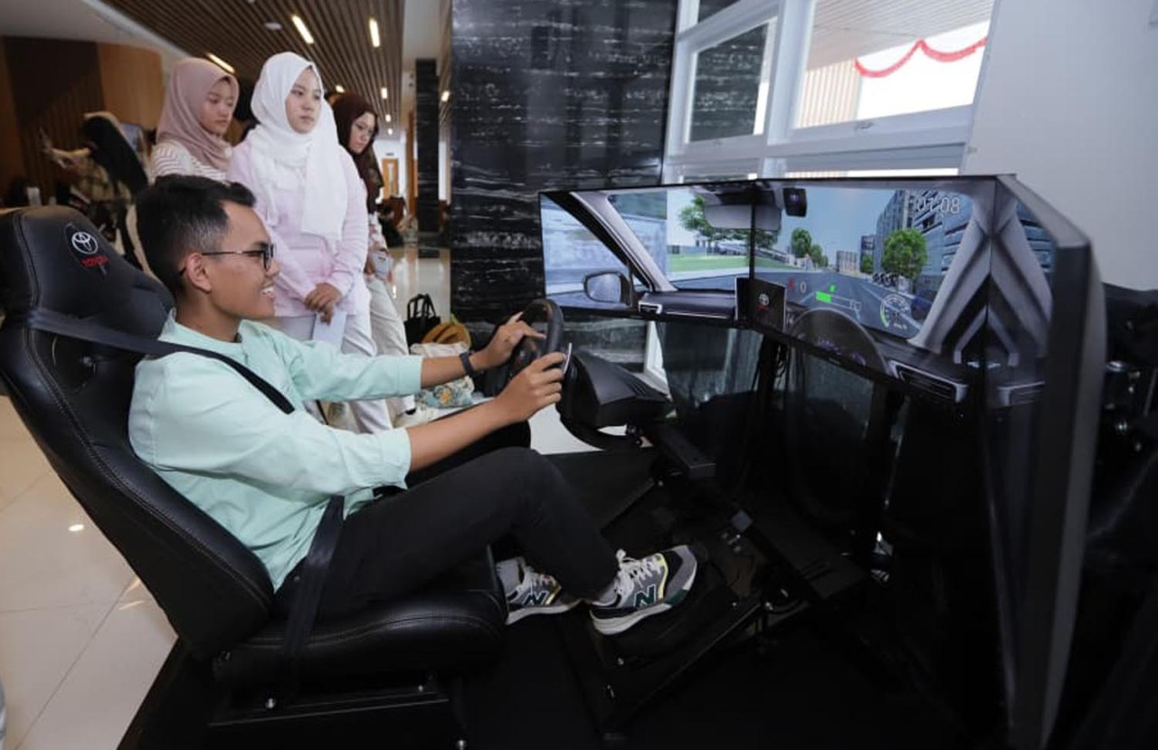 Mahasiswa mengikuti pelatihan safety traffic dalam acara 'Road to Safety Champion, Traffic Safety Program 2025' di Airlangga Convention Center, Rabu (24/9/2025). (Foto/jatimnow.com)