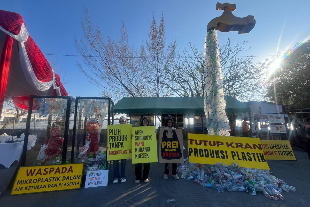 Kran Plastik menjadi simbol ajakan untuk menghentikan produksi plastik sekali pakai. (Foto: Ecoton for JatimNow.com)