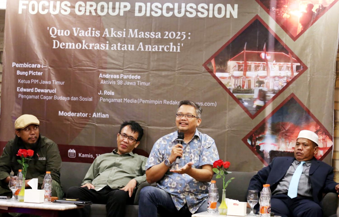 Pengamat cagar budaya, Edward Dewarucci, menyampaikan pendapat dalam FGD dengan tema "Quo Vadis Aksi Massa 2025: Demokrasi atau Anarki?" di Surabaya, Kamis (11/9/2025). (Foto: Ali Masduki/jatimnow.com)