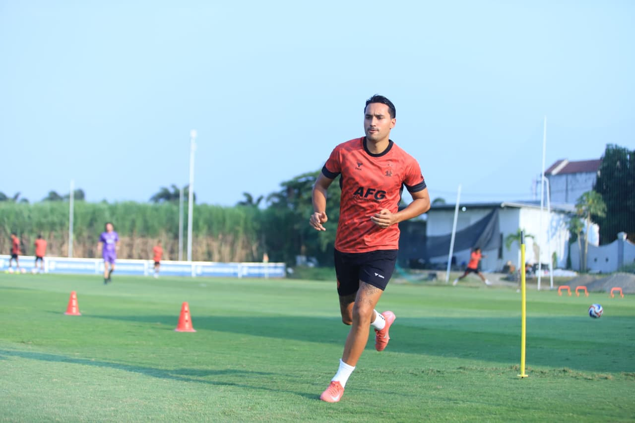 Potret Ezra Walian, kapten Persik Kediri yang mulai latihan. (Foto: Persik Kediri/jatimnow.com)