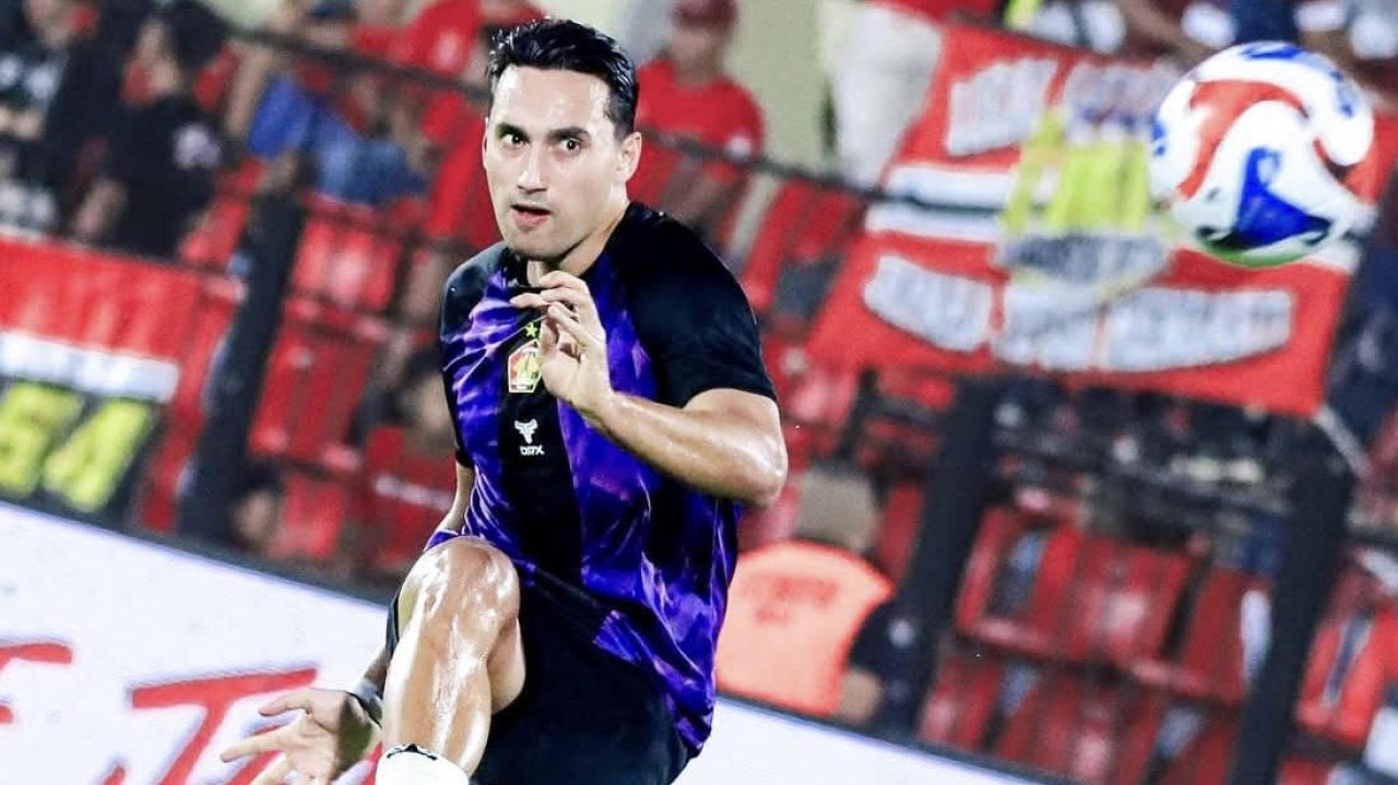 Ezra saat pemanasan sebelum laga melawan Persijap Jepara. (Foto: Persik Kediri/jatimnow.com)