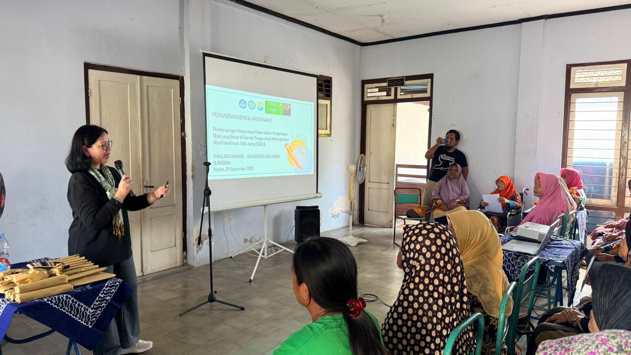 Tim Fakultas Farmasi Unair memberikan materi edukasi yang komprehensif. (Foto/Dokumentasi tim Pengmas)