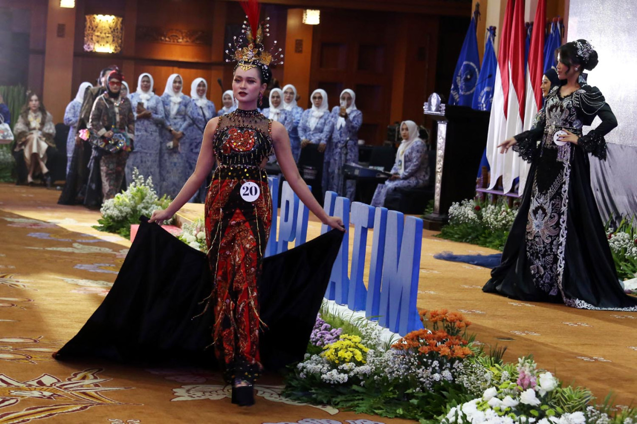 Perwakilan dari seluruh DPC IWAPI Jatim memamerkan rancangan dan kurasi produk dalam parade fashion show ketika pembukaan Rapat Kerja Daerah (Rakerda) IV DPD IWAPI Jatim pada Senin (22/9/2025). (Foto: Ali Masduki/JatimNow.com)