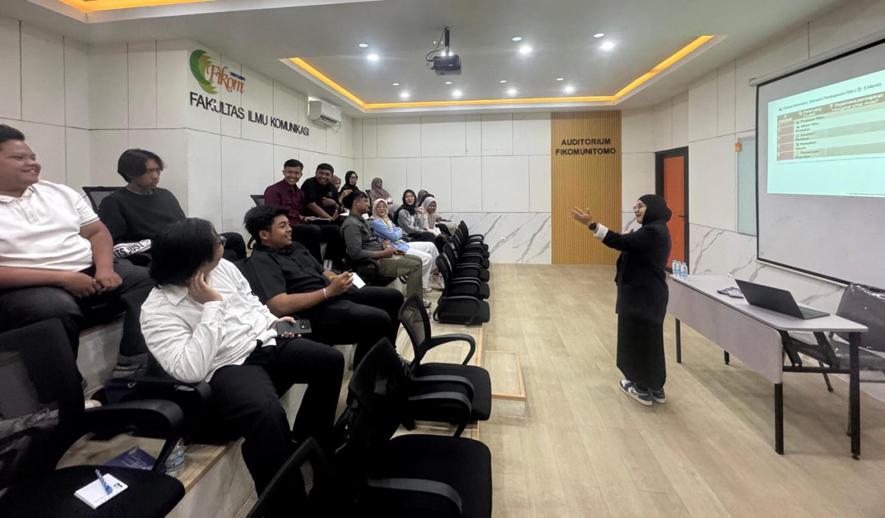 Kaprodi Magister Ilmu Komunikasi Unitomo, Dr. Nurannafi Farni Syam Maella, memandu sesi yang berlangsung dinamis dan interaktif. (Foto/Fikom Unitomo)