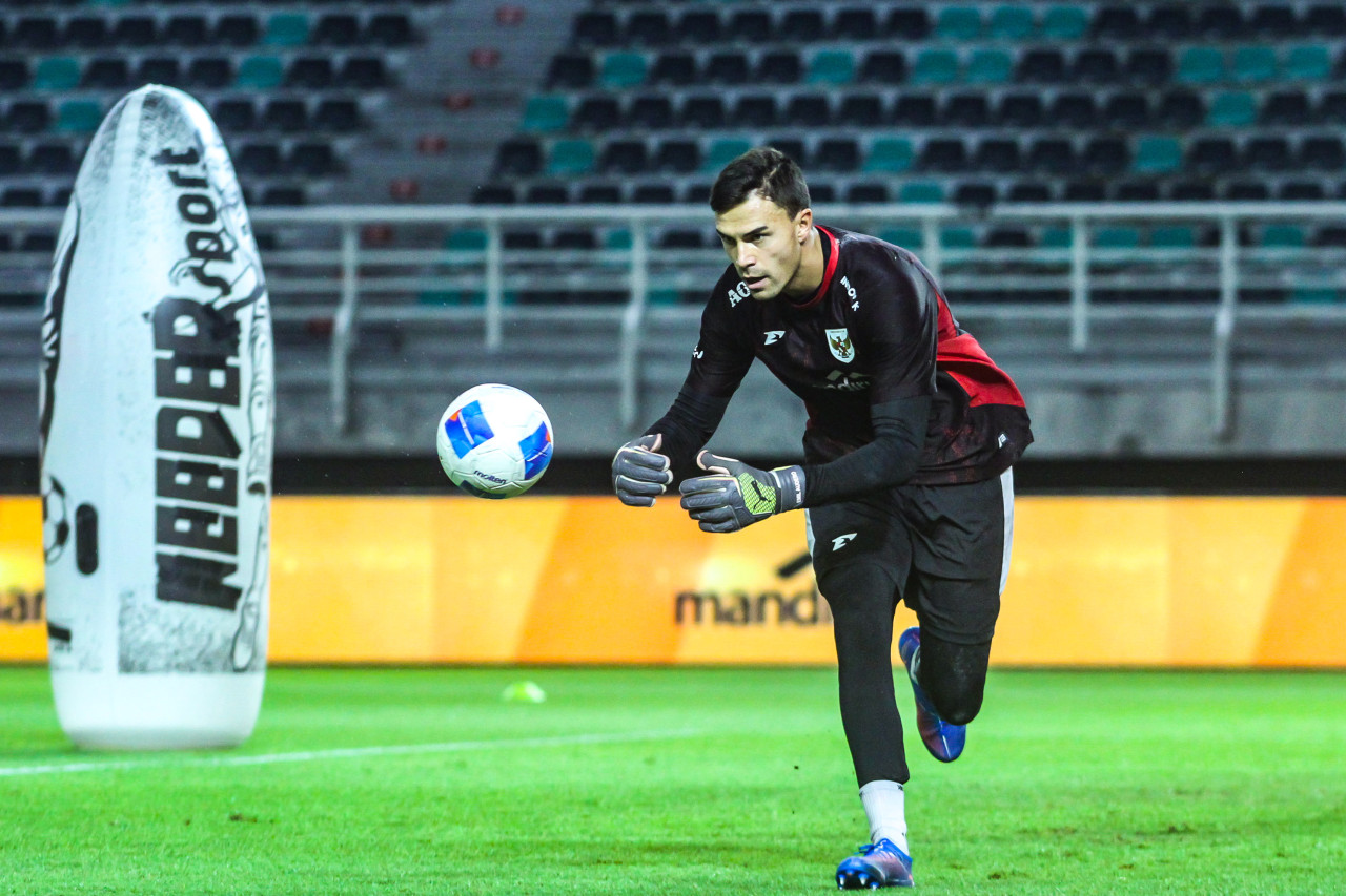 Foto: Kiper Timnas Indonesia Emil dalam latihan resmi FIFA Matchday di Stadion Gelora Bung Tomo Surabaya, Kamis (4/9/2025). (Sahlul Fahmi/jatimnow.com)