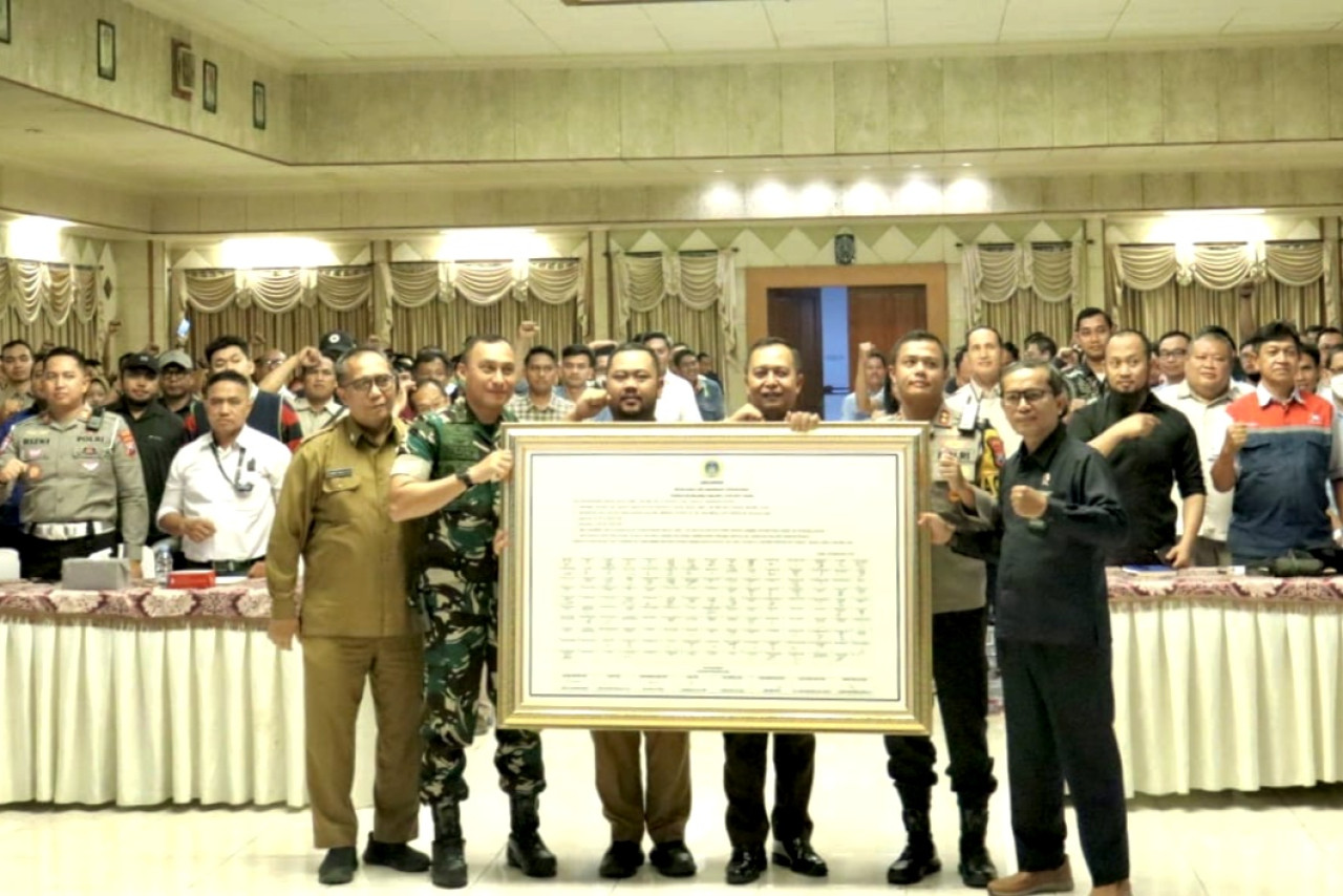 Forkopimda Gresik foto bersama perusahaan angkutan barang dan galian C saat deklarasi patuhi jam operasional. (Foto: Diskominfo Gresik)