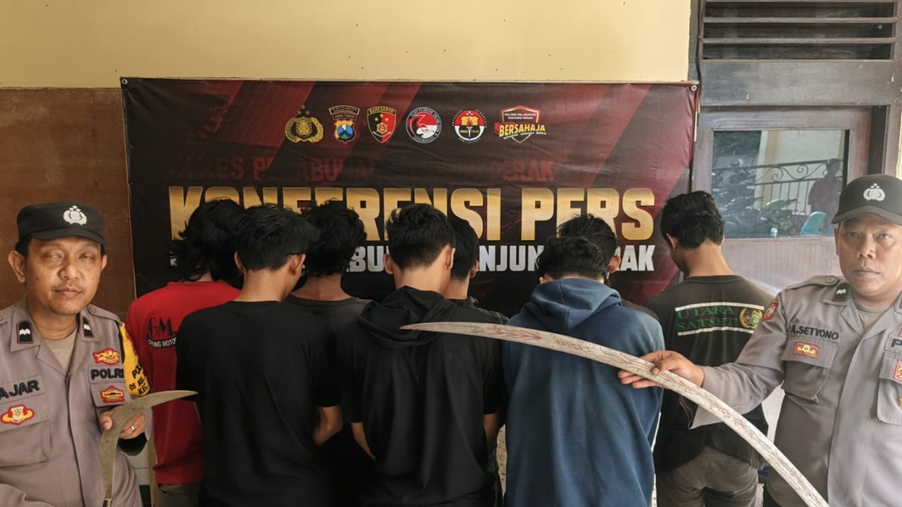 Pelaku tawuran saat diamankan di Polres Pelabuhan Tanjungperak. (Foto: Humas Polres Pelabuhan Tanjungperak/jatimnow.com)