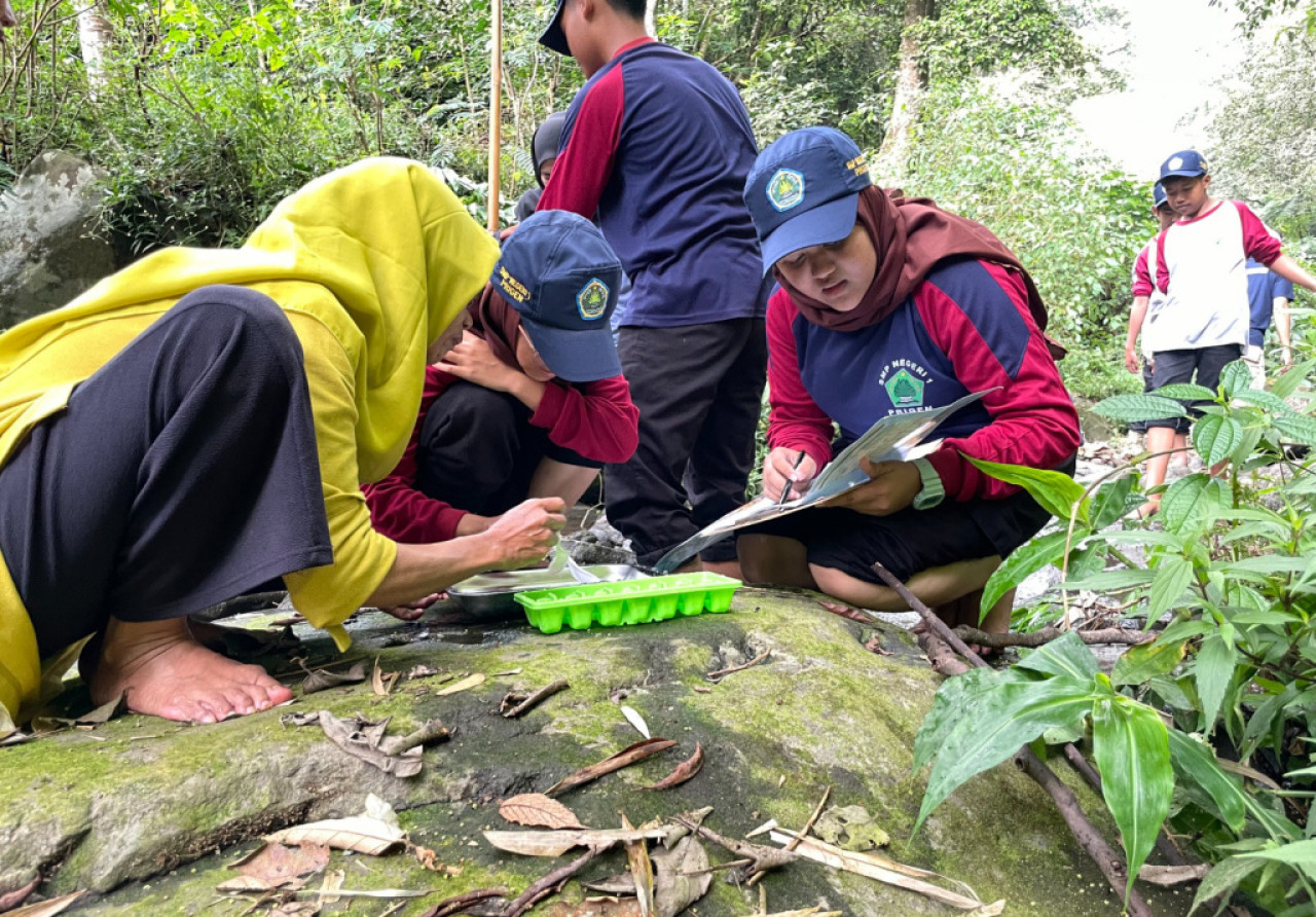 Gerakan Kawan Sungai ini digagas dengan tujuan mengajak siswa untuk memantau kesehatan sungai di lingkungan sekolah. (Foto/jatimnow.com)