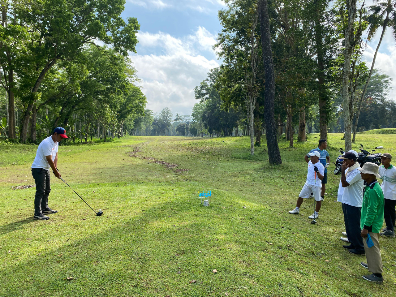 Foto: Golf bersama dengan YASA di lapangan Glantangan Jember (Sugianto/jatimnow.com))