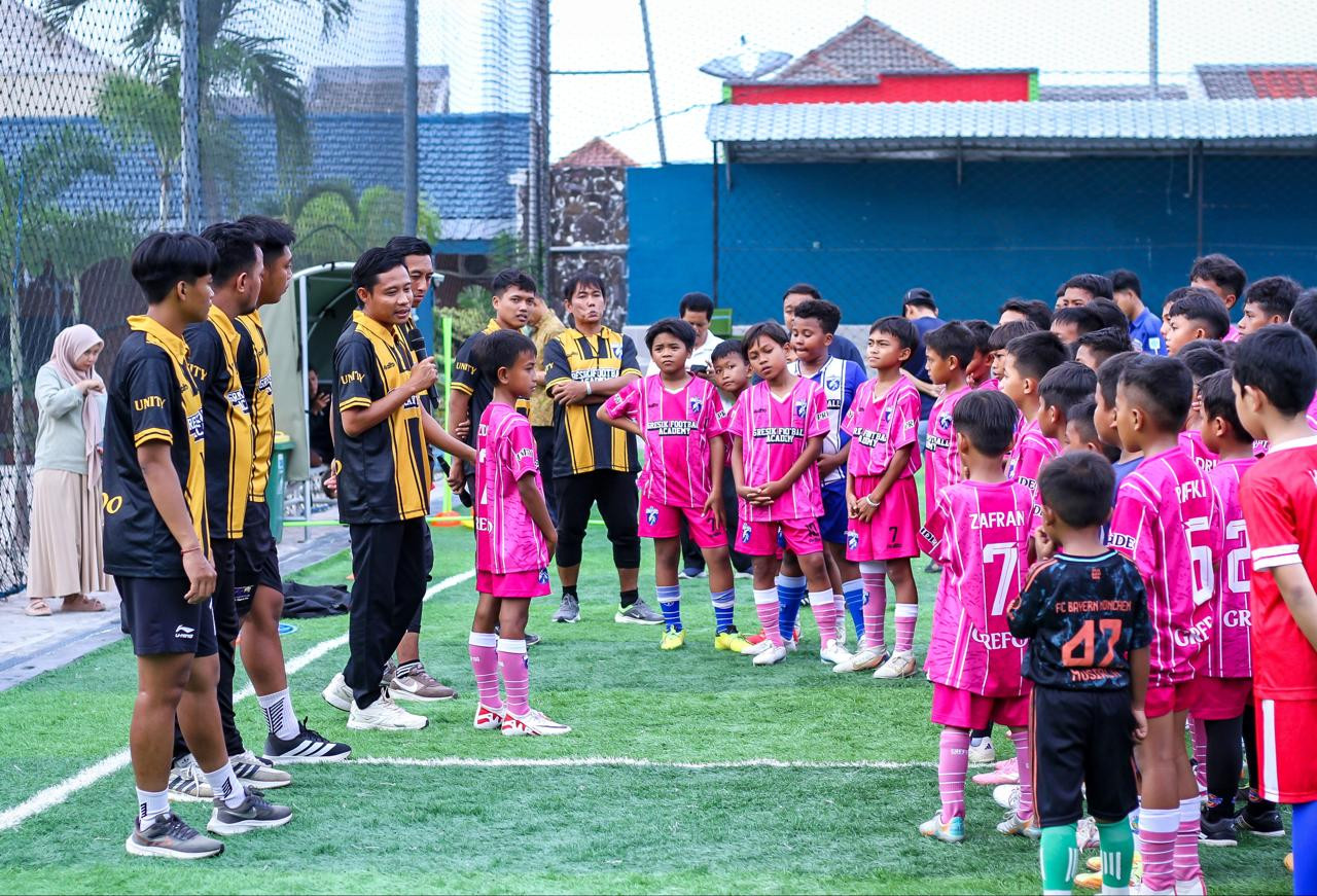 Evan Dimas saat memberikan coaching clinic bersama para siswa Gresfoo Academy di lapangan mini soccer Buyos Sport Center Gresik. (Foto: Sahlul Fahmi/jatimnow.com)