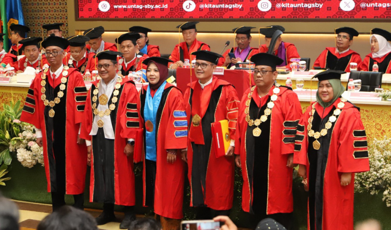 Acara pengukuhan berlangsung khidmat di Auditorium Suparman Hadipranoto, Grha Wiyata lantai sembilan, pada Selasa (16/9). (Foto/Humas Untag Surabaya)