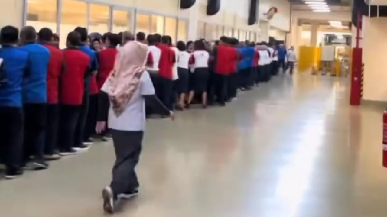 Foto: Capture video perpisahan karyawan Gudang Garam Kediri (instagram/jatimnow.com)