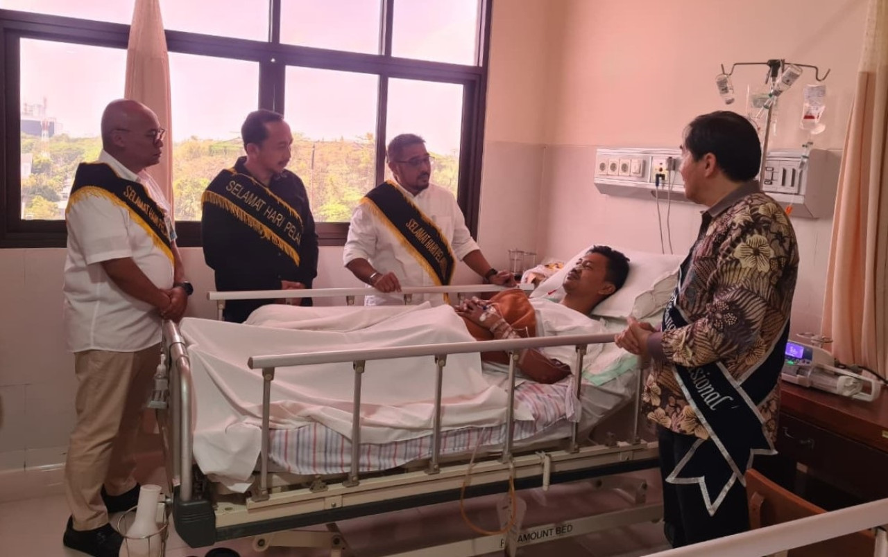 BPJS Ketenagakerjaan Kantor Cabang Surabaya Karimunjawa mengunjungi Sri Nur Oktavianto di Rumah Sakit Katolik St. Vincentius a Paulo Surabaya (RKZ). (Foto: Ali Masduki/JatimNow.com)