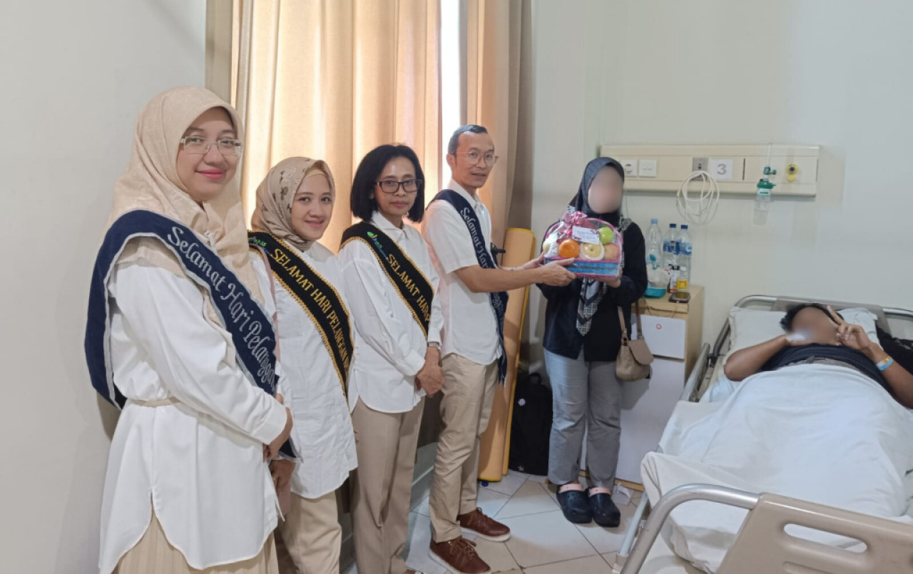 Kunjungan peserta yang sedang menjalani perawatan akibat kecelakaan kerjan di Rumah Sakit PHC Surabaya. (Foto: Ali Masduki/JatimNow.com)