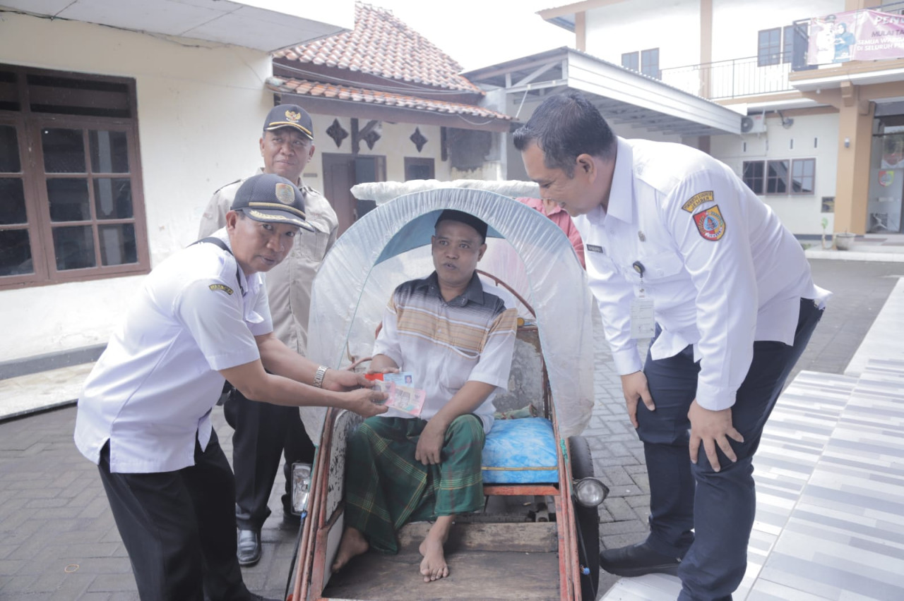 Penyaluran honor guru ngaji di salah satu balai desa. (Foto: Diskominfo/jatimnow.com)
