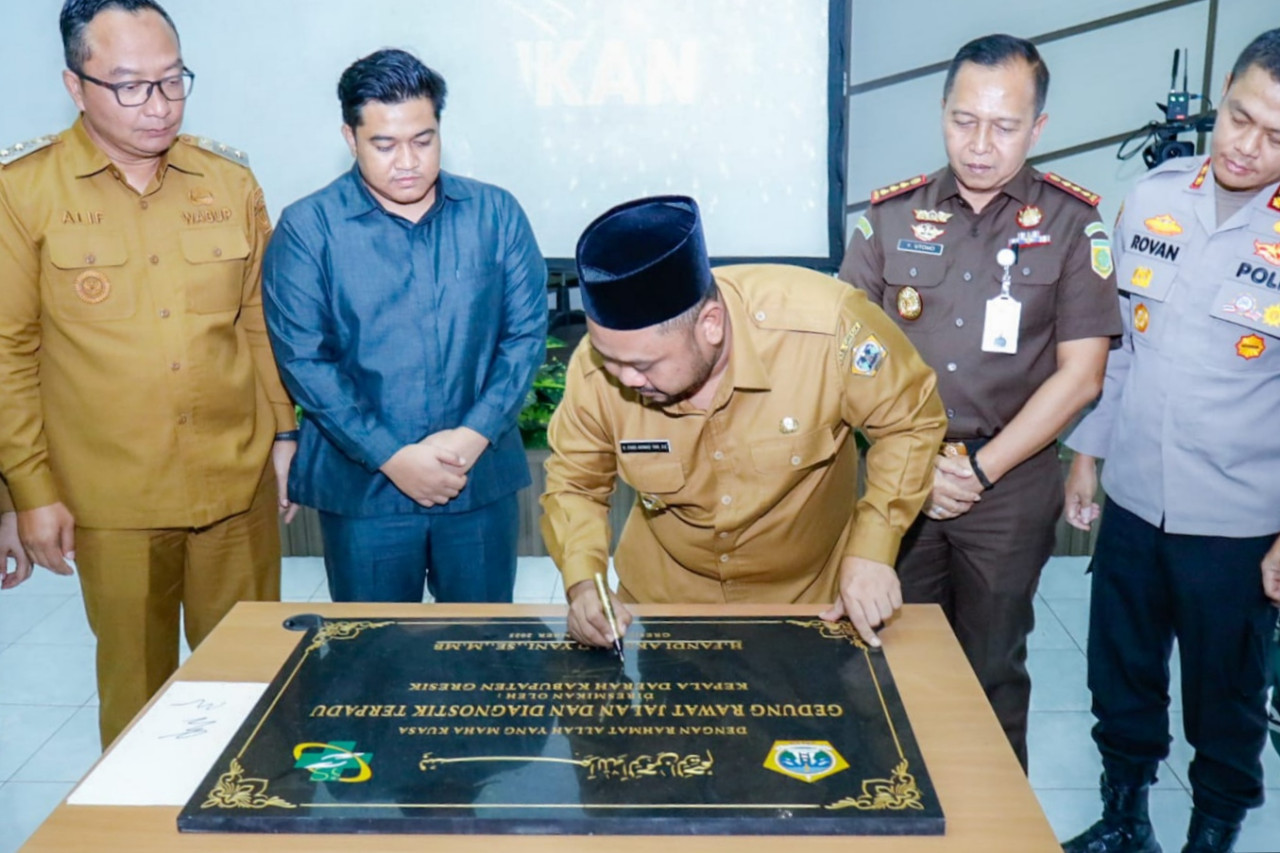 Bupati Gresik Fandi Akhmad Yani saat meresmikan gedung Rawat Jalan dan Diagnostik Terpadu rumah sakit umum daerah (RSUD) Ibnu Sina. (Foto: Diskominfo Gresik/jatimnow.com)