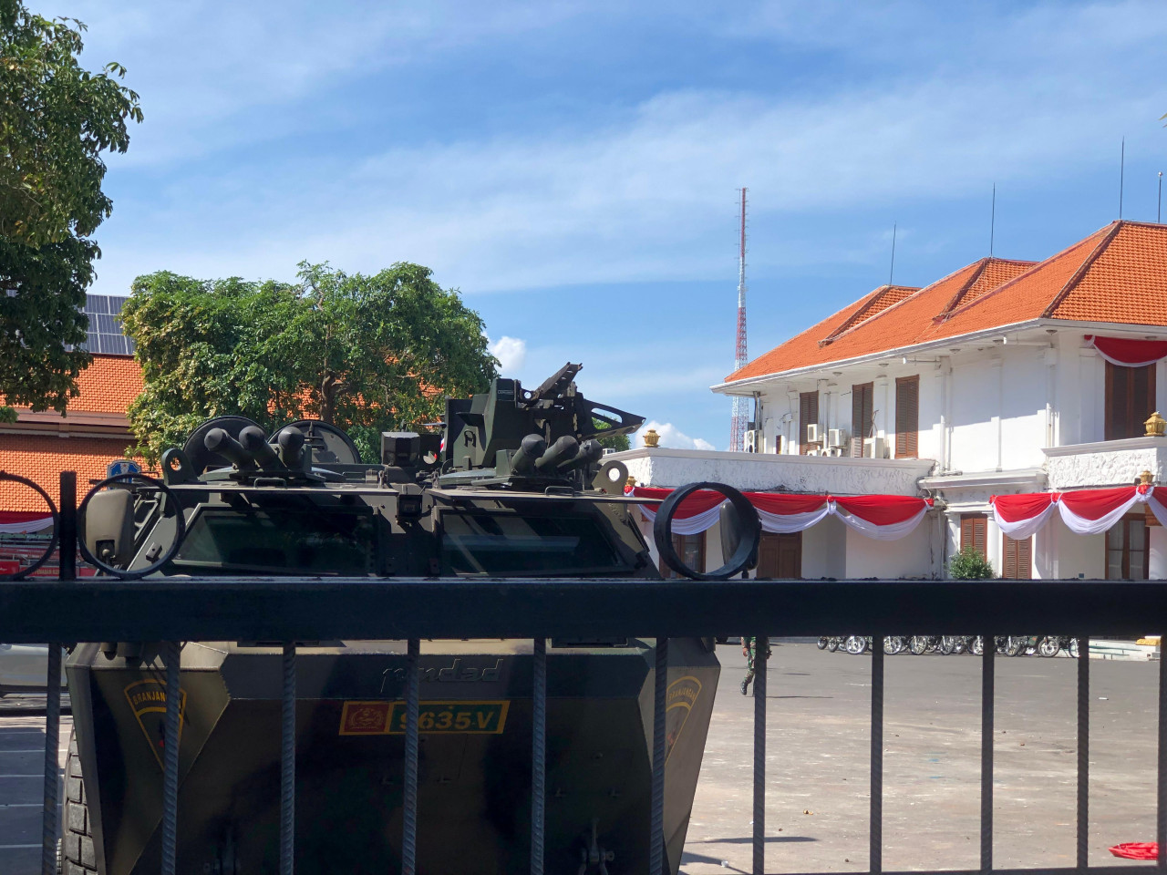 Kendaraan tempur dan TNI nampak masih di siagakan di Halaman Gedung Grahadi (foto: Rizky/jatimnow.com)