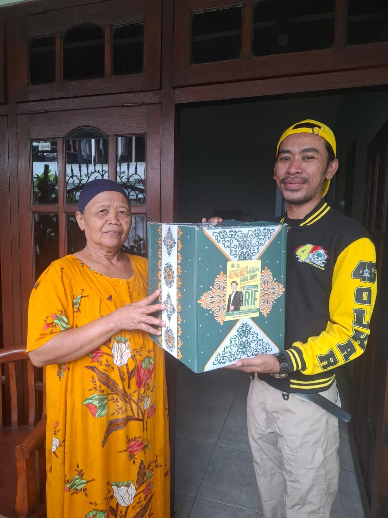 Pembagian sembako dilakukan oleh kader Golkar secara door to door (foto: Hadi for jatimnow.com)