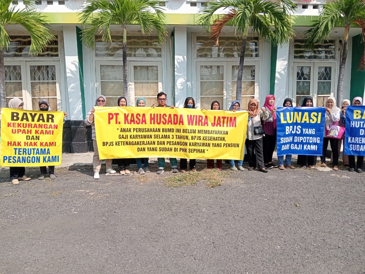 Aksi demo karyawan BUMD Pemprov Jatim (foto: Yusuf for jatimnow.com)
