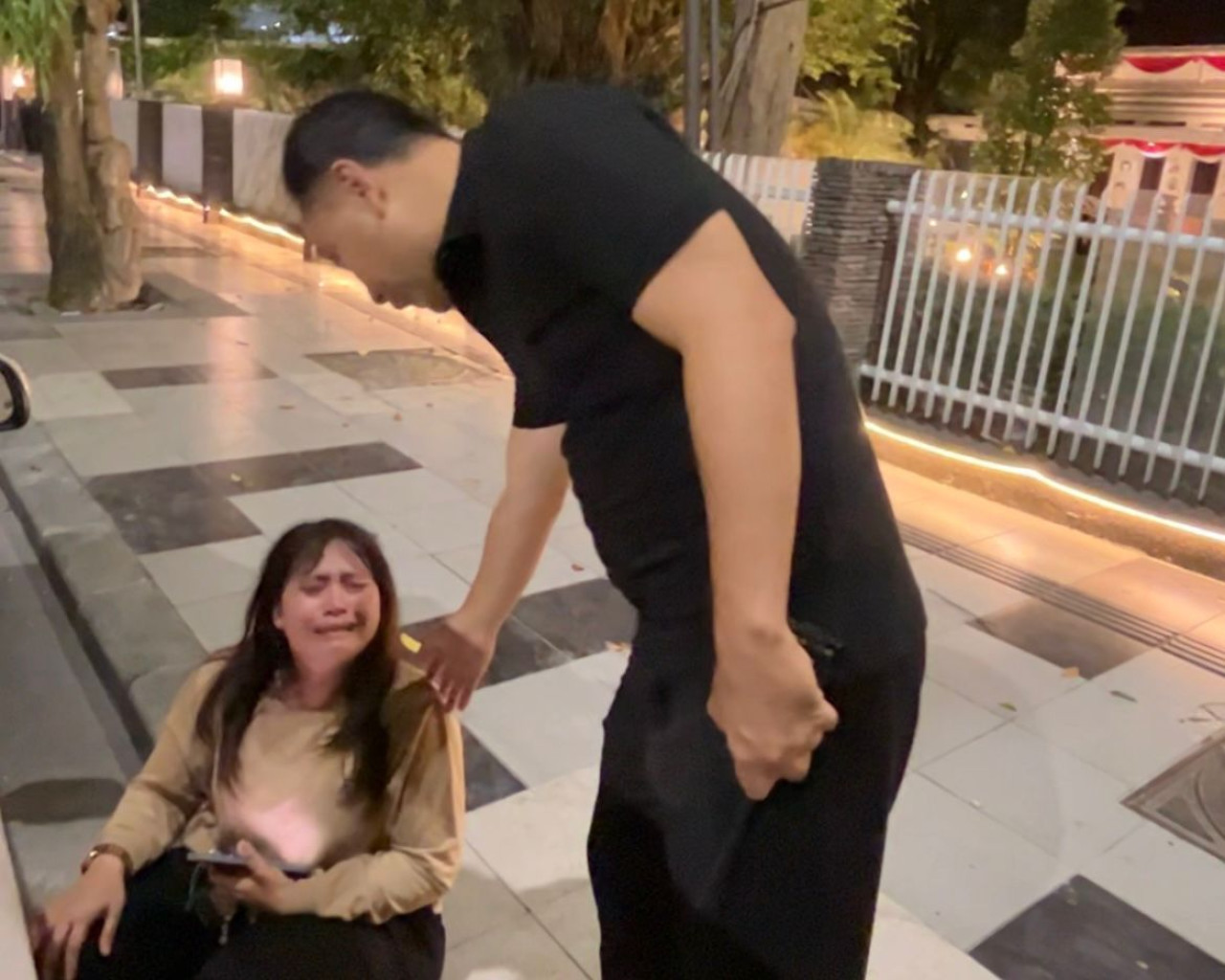 Tangis histeris Intan, warga Gubeng saat diselamatkan Wali Kota Eri Cahyadi dari demo ricuh di Surabaya (foto: Mandri for jatimnow.com)